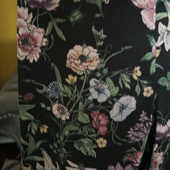 •H&M•Black Floral/Dragonfly Ankle Pants•Sz 8 - Picture 2 of 4